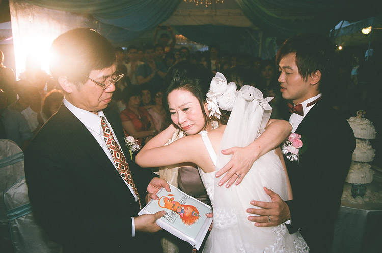 婚禮攝影-新娘感動的擁抱