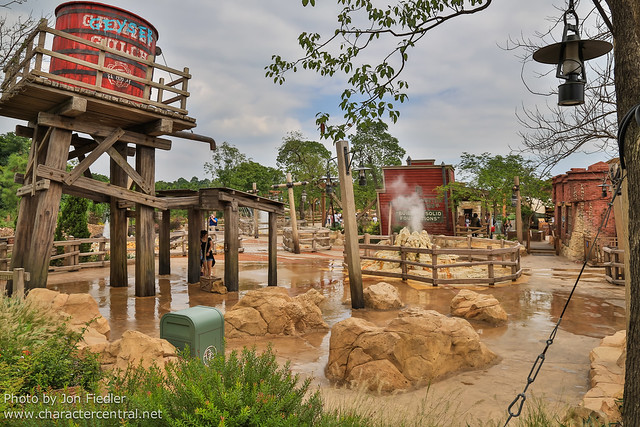 HKDL Oct 2012 - Exploring Grizzly Gulch