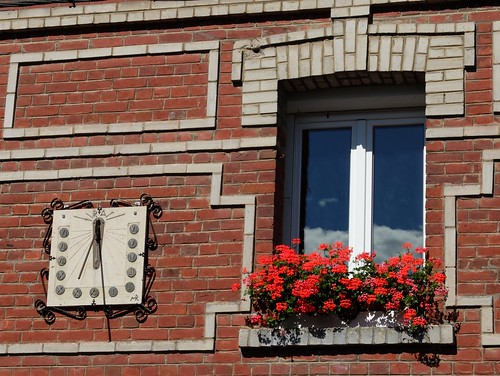 roye somme picardie france maison casa house briques brick cadran solaire sundial fentre fleurs flowers window