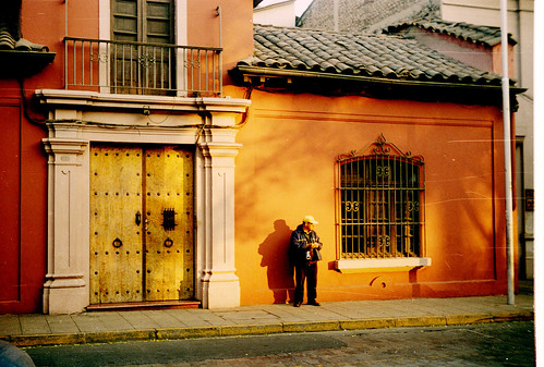 chile street sunset shadow house man film silhouette analog atardecer casa calle antique colonial sombra hombre plazabrasil figura santiagocentro huérfanos zeissikoncontina