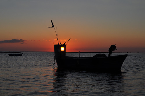 light sunset shadow sea sun water reflections boat barca tramonto mare ombra silhouettes porthole sole acqua riflessi salento puglia luce oblò portocesareo