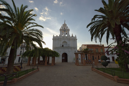 azuaga extremadura badajoz cristodelhumilladero iglesia contraluz palmera plaza