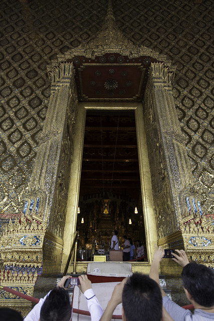 照規定，玉佛寺大殿內是禁止拍照的，不過大家都從門縫來偷拍