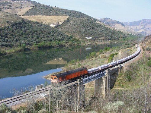 portugal rio train tren diesel douro trem gaia caminhos 1973 tua bombardier linha ferro carga cimento locomotiva vinhas portugueses distribuição pocinho 64321 cimenteiro