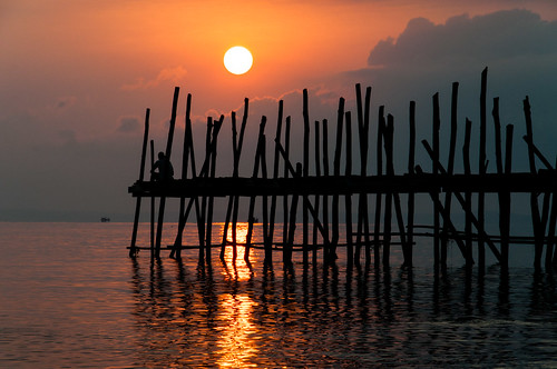 sun reflection beach nature sunrise photography asia cambodia sihanoukville quay reflejo february rtw 2012 waterscapes d90 nikon18200mm atmosphereandsky ព្រះរាជាណាចក្រកម្ពុជា