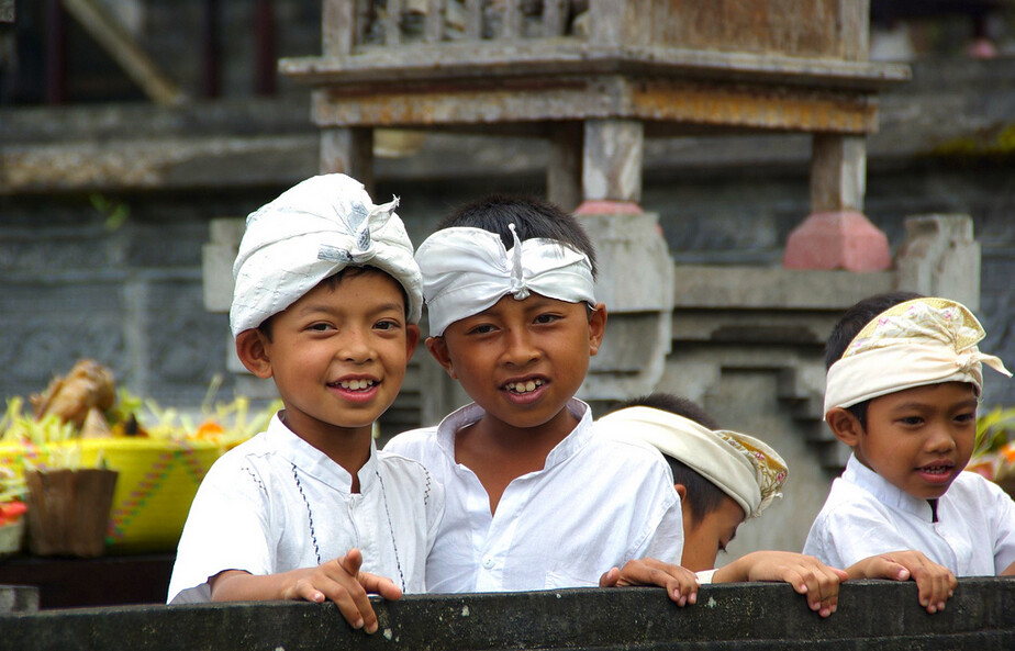 Enfants au Temple Besakih (Bali)