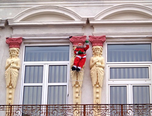 santa christmas window balcony kitsch romania cariatide campulung termopane peromaneste