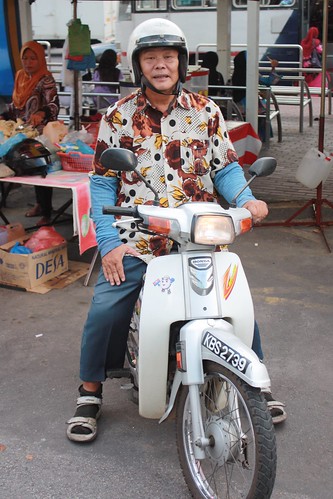 travel man chinese scooter malaysia friendly motorcycle malaysian kedah 2012 alorsetar alorstar bestshots