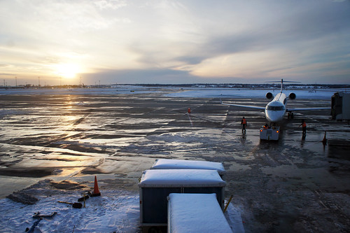 sunset snow airplane airport desmoines