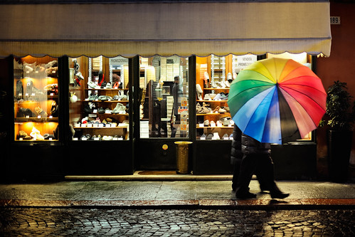 street people italy rain night umbrella 50mm evening nikon f14 nikkor modena pioggia sera ombrello d700