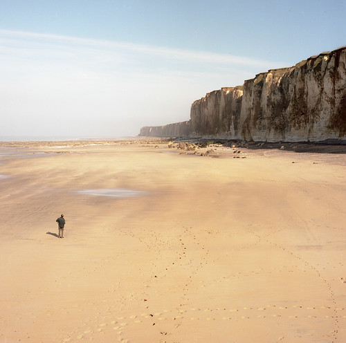 beach rose les zeiss sand solitude kodak sable normandie portra falaise plage etretat homme seul 80mm hasselbblad veuls