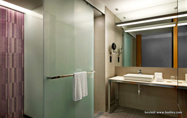 Aloft Kuala Lumpur Sentral Loft Bathroom-001