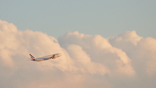 blue red orange white canada clouds airplane airport nikon quebec montreal aircraft airline airbus takeoff airbusa340 dorval a340 airfrance yul a340300 d90 a343 montrealairport orangeclouds cyul nikond90 fglzi bensenior