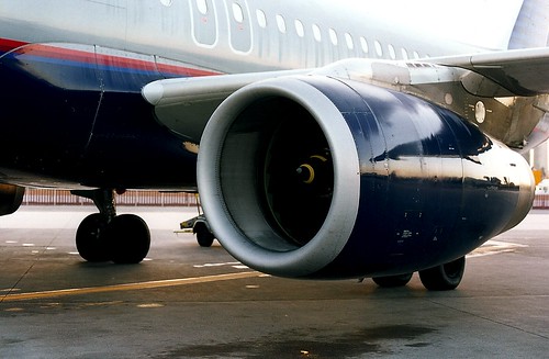 Airbus A-320 United Airlines, port engine SJC