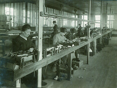 BAYARD, atelier de montage de réveils, vers 1930 - Photo of Osmoy-Saint-Valery
