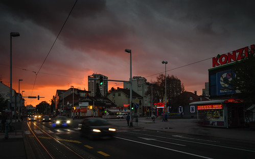street sunset trafficlights traffic croatia zagreb neonlights handheld d60 josegarrido nikond60 cityofzagreb nikkorafs1855mmf3556giied trešnjevačkitrg