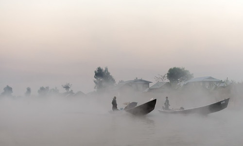 trip lake sunrise dawn boat fishing nikon fishermen burma traditional myanmar inlelake burmese intha nyaungshwe d700