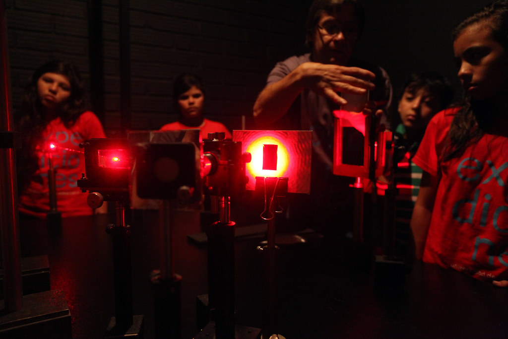 Los niños observan el proceso que se lleva a cabo para hacer un holograma