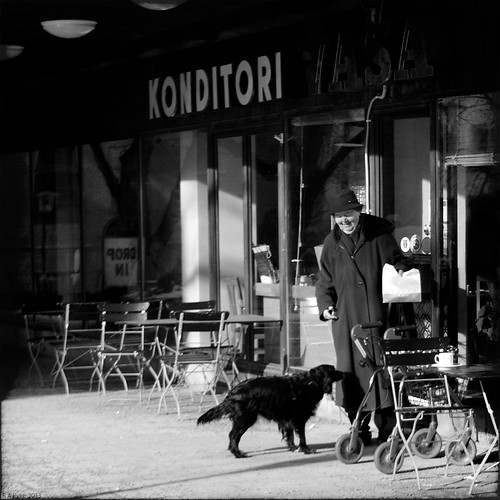 street old blackandwhite bw dog lady pentax sweden walker bakery k5 vasa örebro konditori sweron m42elicar35mmf28 201302217306