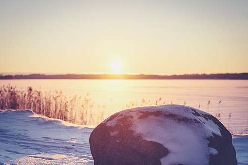 winter sunset sun sunlight lake snow nature sunshine rock landscape 50mm frozen dof sweden beautifullight explore lensflare sverige snö vänern solnedgång värmland explored dt50mmf18sam sonyslta57