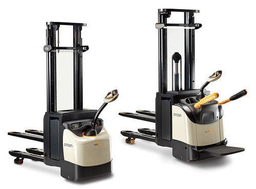 A small ‘i’ that makes a big difference: ESi 4000/ ETi 4000 stacker series with initial lift