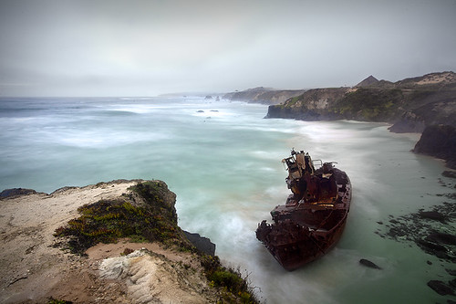 sea seascape portugal canon coast mar barco ship playa paisaje 5d wrecked polarizador