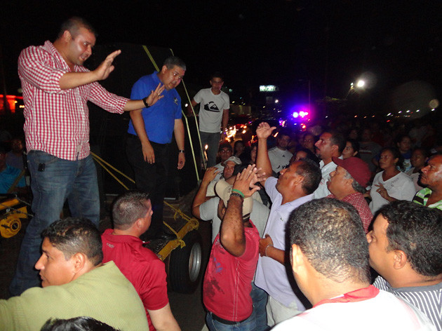 Desmontan tarima de Capriles en Puerto Ordaz
