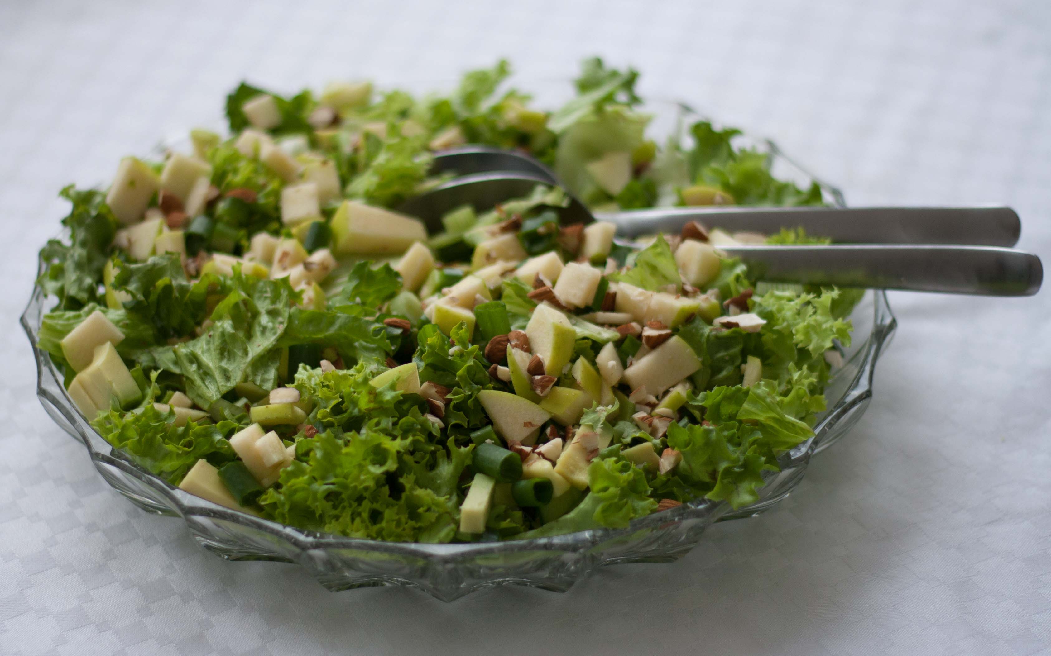 Recipe for Homemade and Simple Green Salad with Apples and Almonds