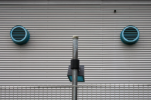 lamp face lines facade fence lampe gesicht pov background perspective pointofview zaun laterne perspektive foreground fassade hintergrund linien ventilationpipe vordergrund ventilationsystem lüftungsanlage lüftungsrohr airhandlingsystem