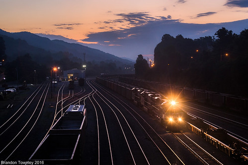 trains railroad ns norfolksouthern bluefield westvirginia sunrise coal clouds headlights trainyard