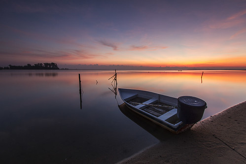 reflection sunrise dawn boat 1022mm canon7d jubakar mac2013
