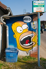Homer Simpson graffé sur un arrêt de bus - Photo of Le Sacq