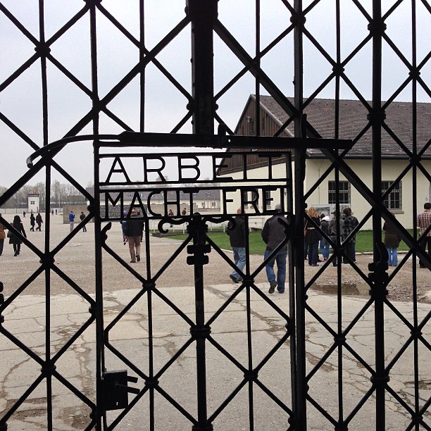El trabajo os hará libres. Pelos como escarpias en Dachau