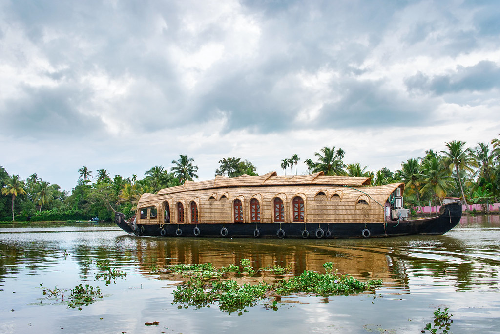 Bateau traditionnel sur les canaux surnommés « backwaters »