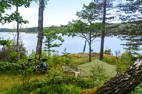 camping cycletouring cyclotourisme europe freewheelycom lake lersjön sweden tent jbcyclingnordkapp
