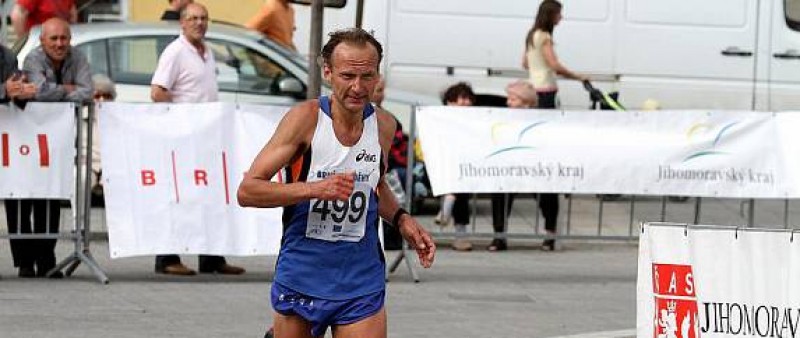 Běhám až 1700 km měsíčně. Na kefír, colu a čokoládu, říká ultramaratonec Miroslav Kadlec