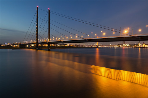 abend düsseldorf rhein rheinkniebrücke 2015