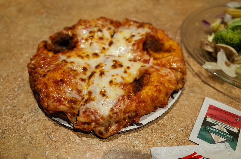 【小 Pizza】一旁的美國人看我們吃那麼少，都笑了 @_@
