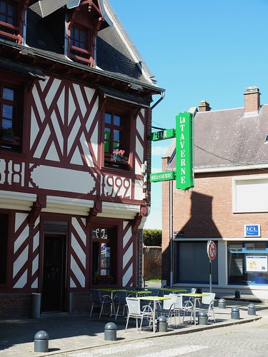 roye somme picardie france architecture french archi batiment building bar brasserie lataverne enseigne commercial sign