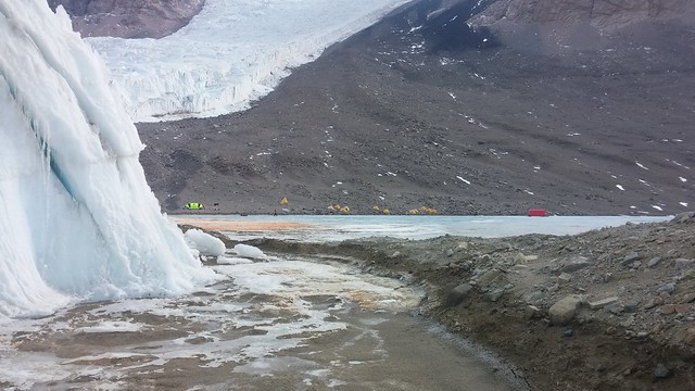 Blick auf das „Basislager“ mit Rhone-Gletscher im Hintergrund