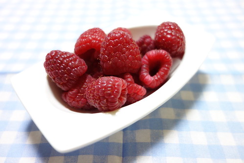 Raspberry_3 赤いラズベリーを撮影した写真。 白い皿に盛り付けられている。