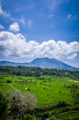 bali montagne vert bleu nuage riziere sommet abang indonésie