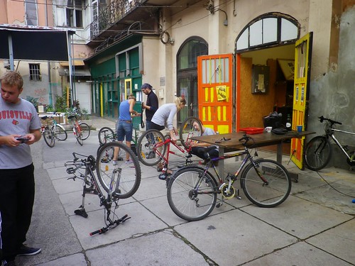 非營利的免費腳踏車修理站：提供空間、工具以及修腳踏車的建議給所有需要的人。