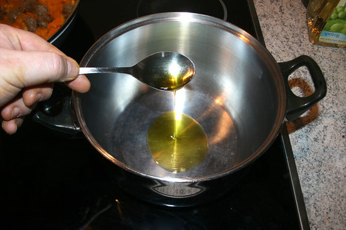 21 - Olivenöl in Topf erhitzen / Heat up olive oil in pot