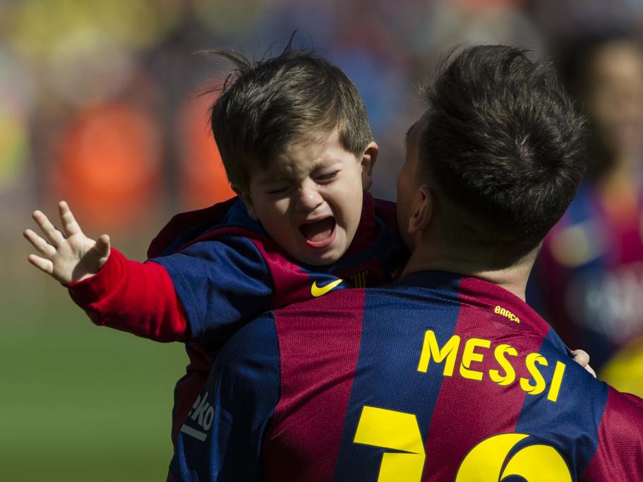 150308_ESP_Barcelona_v_Rayo_Vallecano_6_1_ARG_Lionel_Messi_with_son_Tiago