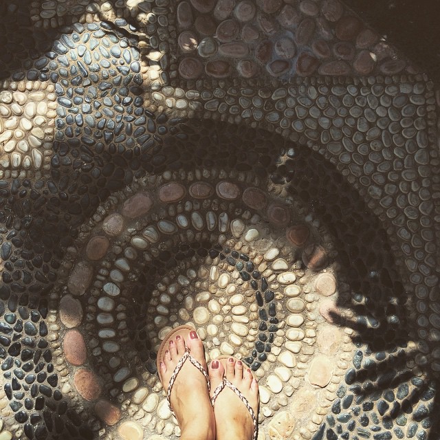 Happy (unpedicured) feet 😹🙈