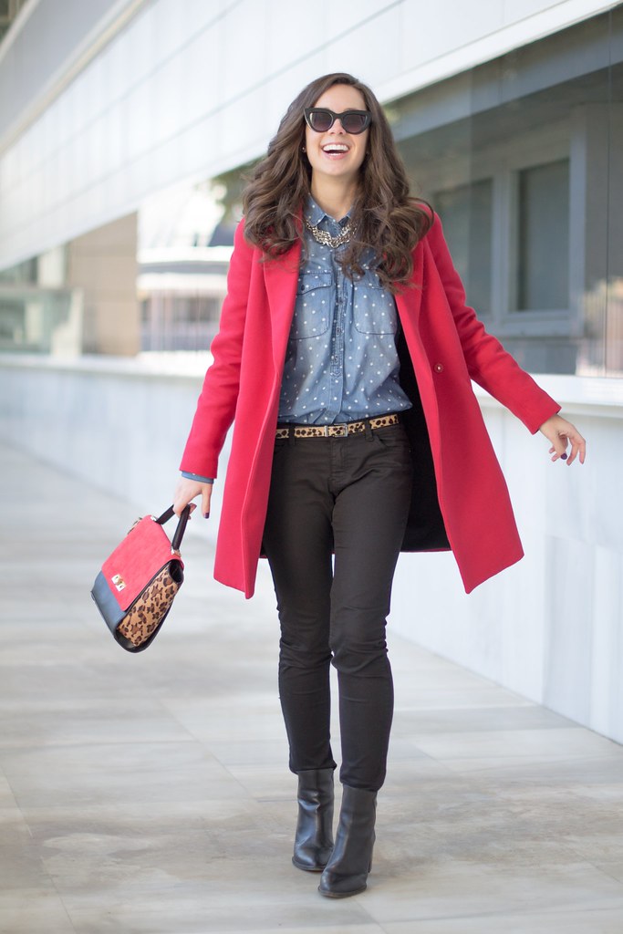 Cómo combinar un abrigo rojo y conseguir un look de 10