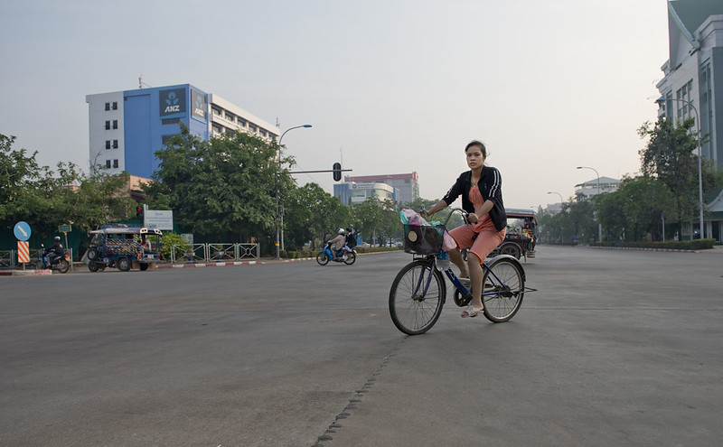 LAO119 Woman cyclist - Vientiane 23 - Laos