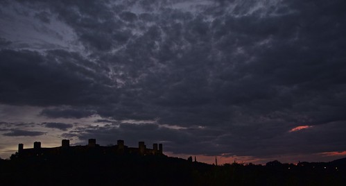 italy castle clouds sunrise landscape dawn nikon italia nuvole alba hills tuscany siena toscana monteriggioni castello paesaggio colline campagnatoscana d7100 nikon18300 nikond7100