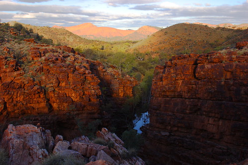 sunset landscape rocks gorge alicesprings centralaustralia macdonnellranges
